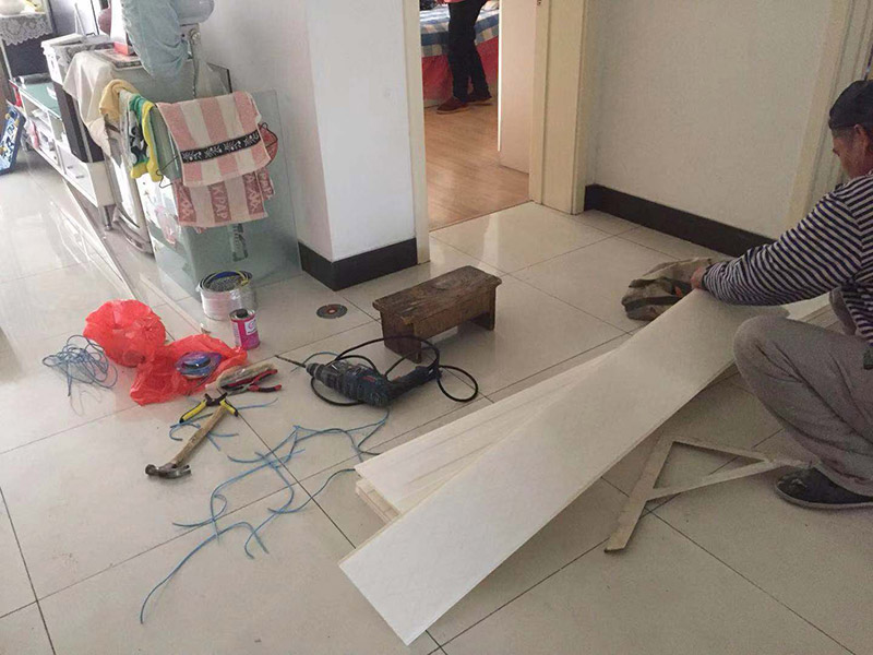 廚房吊頂翻新改造：首先要做的工作就是位置的明確，要確定浴霸安裝在哪里，高度已經(jīng)設定了以后就要準備水平度的確定了，首先要做好角線，然后用哪個螺絲和膠水將角線固定好，尤其是在屋頂轉角的地方，一定要拼貼的整齊，不能夠留下任何的痕跡，否則看起來很影響美觀。 吊頂?shù)拇蚩锥ㄎ灰邶埞谴_定以后，才能夠開始準備用沖擊鉆來打孔，然后按照具體的長度來對打孔的位置進行切割并且進行組裝，要將吊桿螺絲擰緊，然后進行固定，打孔和對角線的設置是可以同步進行的。 龍骨的安裝首先要把固定環(huán)拿下來，固定環(huán)是安裝在吊桿螺絲下面的，然后在安裝的時候，將三角龍骨安裝在主龍骨上面，然后開始進行調節(jié)，這個時候連接位置的螺絲就可以逐漸的緊一緊，確保龍骨的位置是平直的。 在安裝了龍骨以后就可以開始安裝吊頂了，吊頂可以從中間開始安裝也可以從兩邊開始安裝，在安裝電器的時候，首先要將浴霸的固定架安裝在吊頂上面，固定好，然后請專業(yè)人員接線，并且對線路做好保護。