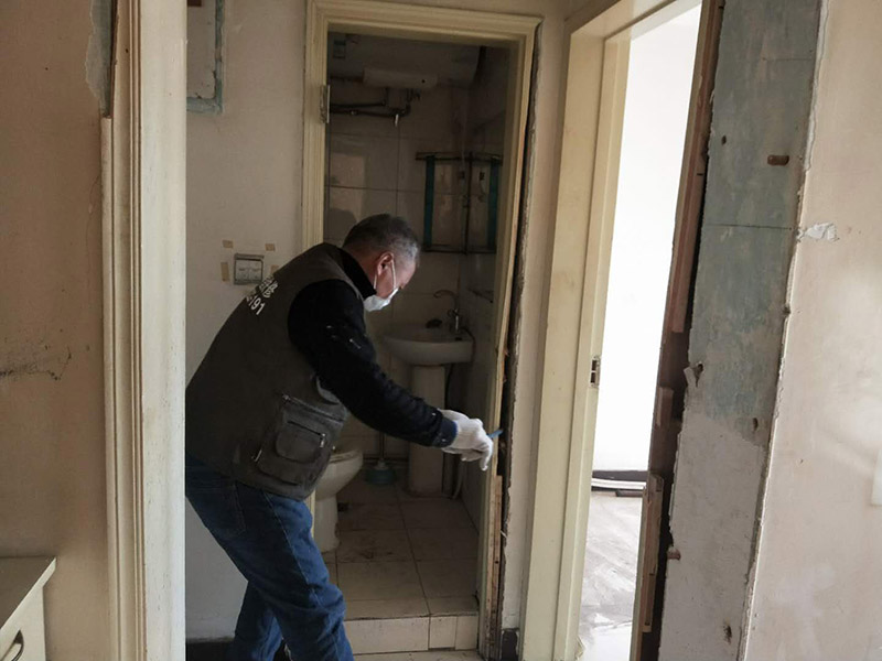 家具拆除整理：1、將面板拆下來(lái)，在門鎖的內(nèi)面板有2個(gè)鎖釘取下。 2、面板拆完后，再拆鎖芯帽，即兩顆釘。 3、有的鎖芯，在門側(cè)面也有兩個(gè)螺絲釘，需要將之拆開。 4、取下鎖芯后。在門邊鎖體的檔片中部有一個(gè)螺絲，在鎖舌(方舌)之間，將此鎖芯取出，就可以將鎖芯取出了。 5、安裝新鎖芯，安裝面板，固定好相應(yīng)的螺絲就可以。