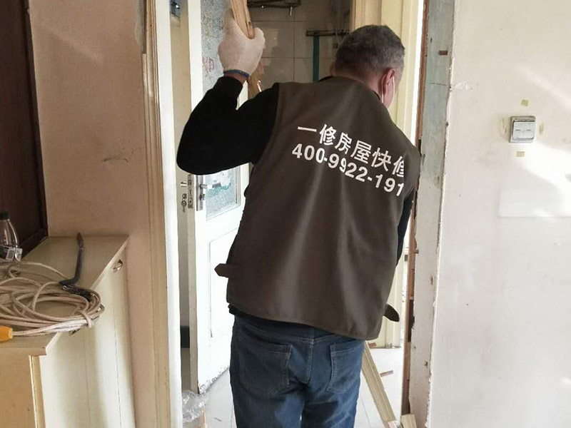 家具拆除整理：1、將面板拆下來(lái)，在門鎖的內(nèi)面板有2個(gè)鎖釘取下。 2、面板拆完后，再拆鎖芯帽，即兩顆釘。 3、有的鎖芯，在門側(cè)面也有兩個(gè)螺絲釘，需要將之拆開。 4、取下鎖芯后。在門邊鎖體的檔片中部有一個(gè)螺絲，在鎖舌(方舌)之間，將此鎖芯取出，就可以將鎖芯取出了。 5、安裝新鎖芯，安裝面板，固定好相應(yīng)的螺絲就可以。