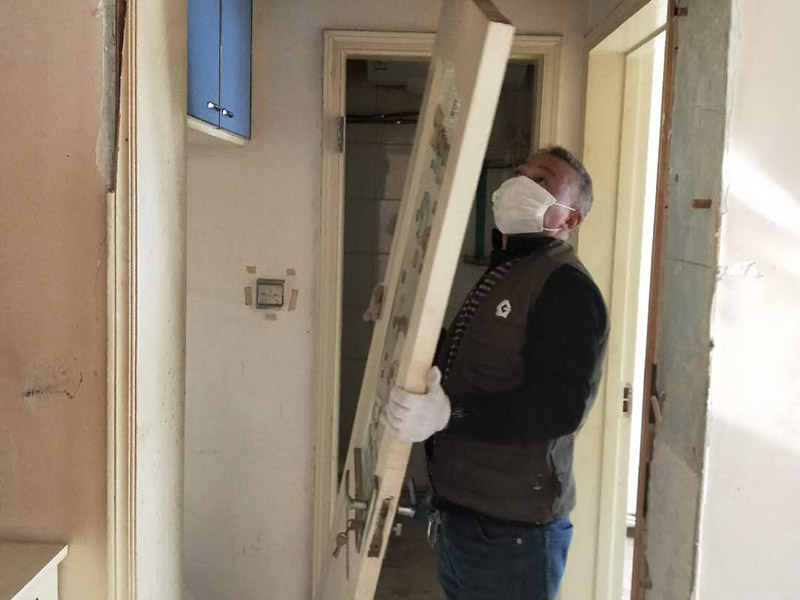 家具拆除整理：1、將面板拆下來(lái)，在門鎖的內(nèi)面板有2個(gè)鎖釘取下。 2、面板拆完后，再拆鎖芯帽，即兩顆釘。 3、有的鎖芯，在門側(cè)面也有兩個(gè)螺絲釘，需要將之拆開。 4、取下鎖芯后。在門邊鎖體的檔片中部有一個(gè)螺絲，在鎖舌(方舌)之間，將此鎖芯取出，就可以將鎖芯取出了。 5、安裝新鎖芯，安裝面板，固定好相應(yīng)的螺絲就可以。