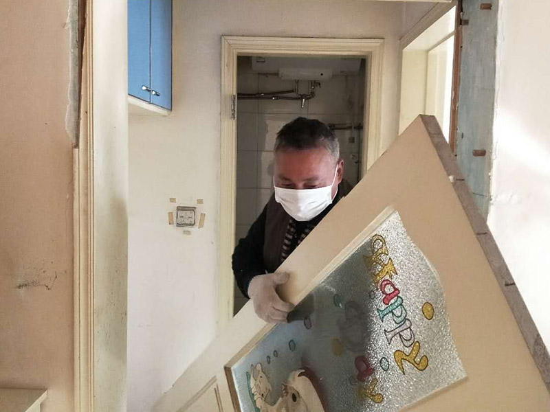 家具拆除整理：1、將面板拆下來(lái)，在門鎖的內(nèi)面板有2個(gè)鎖釘取下。 2、面板拆完后，再拆鎖芯帽，即兩顆釘。 3、有的鎖芯，在門側(cè)面也有兩個(gè)螺絲釘，需要將之拆開。 4、取下鎖芯后。在門邊鎖體的檔片中部有一個(gè)螺絲，在鎖舌(方舌)之間，將此鎖芯取出，就可以將鎖芯取出了。 5、安裝新鎖芯，安裝面板，固定好相應(yīng)的螺絲就可以。