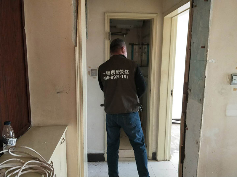 家具拆除整理：1、將面板拆下來(lái)，在門鎖的內(nèi)面板有2個(gè)鎖釘取下。 2、面板拆完后，再拆鎖芯帽，即兩顆釘。 3、有的鎖芯，在門側(cè)面也有兩個(gè)螺絲釘，需要將之拆開。 4、取下鎖芯后。在門邊鎖體的檔片中部有一個(gè)螺絲，在鎖舌(方舌)之間，將此鎖芯取出，就可以將鎖芯取出了。 5、安裝新鎖芯，安裝面板，固定好相應(yīng)的螺絲就可以。