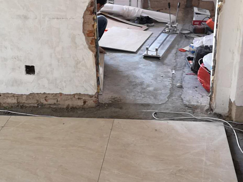 全屋室內(nèi)裝修：1、墻面檢查。在進(jìn)行裝修墻面處理前，重要的就是檢查墻面，看其是否堅(jiān)實(shí)，平整。如果墻面存在裂痕或者洞則需要用石膏先進(jìn)行修補(bǔ)平整。2、刮膩?zhàn)?。一般墻面?次膩?zhàn)蛹纯桑秸容^差的墻面需要局部多刮幾次，更嚴(yán)重的需要先找石膏找平，每遍膩?zhàn)优涡枰?個時以上。3、膩?zhàn)哟蚰?。等膩?zhàn)庸魏笾?，進(jìn)行打磨，可以在夜間進(jìn)行，用200瓦以上的燈泡貼近墻面，邊打磨邊查看平整度。打磨容易產(chǎn)生大量粉塵，需要做好口罩穿著等準(zhǔn)備。