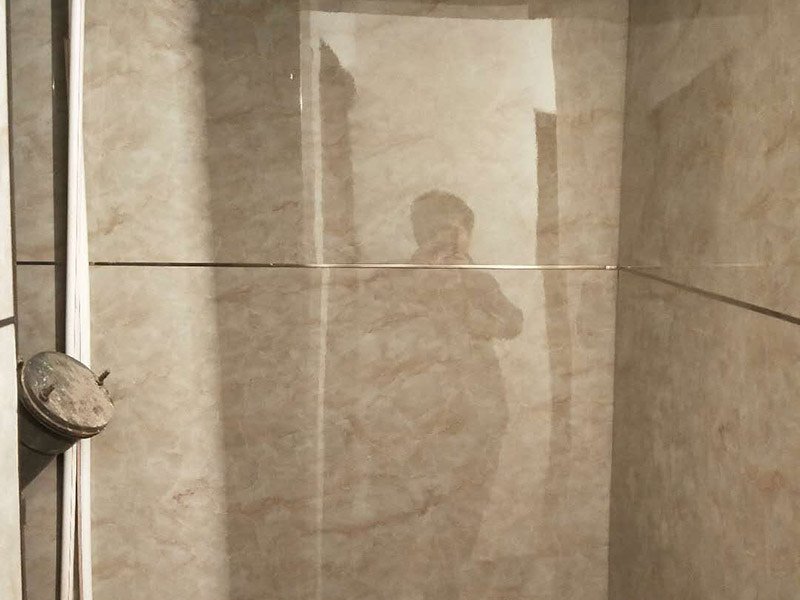 水電板材安裝：第一、房屋水電設(shè)計(jì) 首先要根據(jù)裝設(shè)計(jì)圖紙對(duì)房屋進(jìn)行部分的水電設(shè)計(jì)，如對(duì)某些墻體的砸除，對(duì)某些部位的修改。 第二、管道開槽 管道開槽包括兩部分，一是水管管道開槽，二是電信線路開槽。業(yè)主最好能在施工時(shí)親自來看其施工質(zhì)量，一般開槽前必須彈好水平與垂直線，按照線進(jìn)行施工，在施工時(shí)一定要看是否按照水電圖開槽的，如有改動(dòng)，一定要注明。 第三、水管道安裝 水管用材一般是PPR管、鋁塑管，其中尤以PPR管居多，在這一塊，主要是注意水龍頭的放置，這一塊戶主一定要親自去督促和觀察，這樣才能保證滿足功能實(shí)用性。 第四、電線布線 現(xiàn)在市面上比較常見的電線有2.5&mdash;6平米以上銅芯線，在這里特別要注意的是， 要將強(qiáng)電與弱電，開關(guān)、空調(diào)插座與電器插座分開走線，且注意開關(guān)插座底合安裝時(shí)必須水平垂直，這樣使后面的面板安裝會(huì)更平整。這里特別要注意廚房的開關(guān)插座，因?yàn)閺N房的功能性比較強(qiáng)，需根據(jù)使用功能來布置安裝。 第五、水管檢查 施工完畢后，水管檢查是必不可少的，這樣可以排除水路安全隱患問題。 通常使用的檢驗(yàn)方式是試壓，就是先用賭頭將所有口賭死。用壓力表試水。打壓之后檢查所有管道所有接頭。 第六、防水 管道防水問題一定要注意，在管道安裝完成之后，可用水泥沙子混合封好所有潮濕區(qū)域的線槽，必要的要做半墻和滿墻。