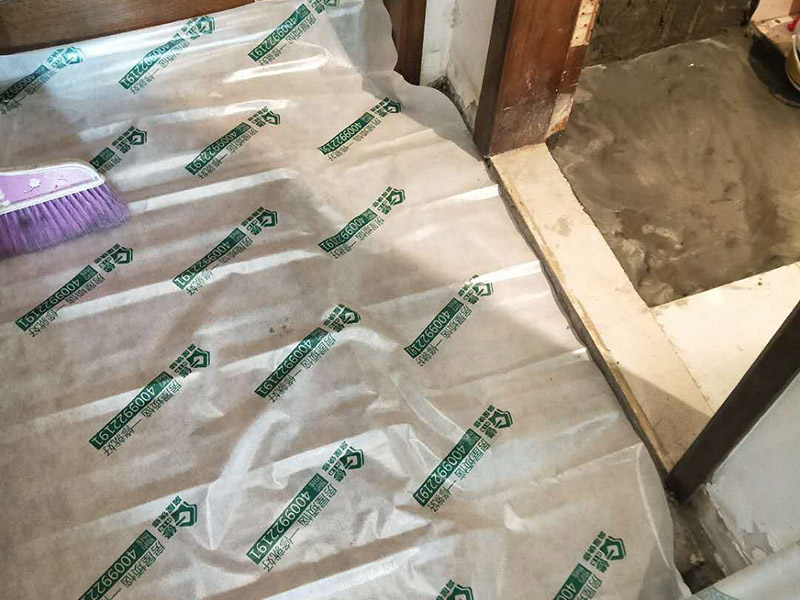 線路安裝：畫框線：根據(jù)需要，在墻面的合適處畫出埋穴位置，并比照接線盒大小（四周放大2&mdash;3毫米），畫出開鑿范圍框線（兩個裝蓋孔應保持水平）。 鑿框線：以平口鑿沿柜線垂直鑿出深溝，然后從框內(nèi)向框外斜鑿去磚角，反復進行，并注意不得崩裂框線。 鑿穴孔：將框內(nèi)多余磚角鑿去，直至深度略大于接線盒高度，不得過淺或過深。 修乎穴孔：鑿平埋穴四周與穴底，以放人接線盒端正、服帖為宜。 現(xiàn)埋接線盒：裝正接線盒，敲去安裝孔蓋，對準線槽，并使裝蓋面稍稍伸出磚砌面，且低于粉刷面3&mdash;5毫米，再用調(diào)成膏狀的水泥粘牢 穿線引入：利用線管內(nèi)事先穿入的引線，將待裝電線引入線管之中。