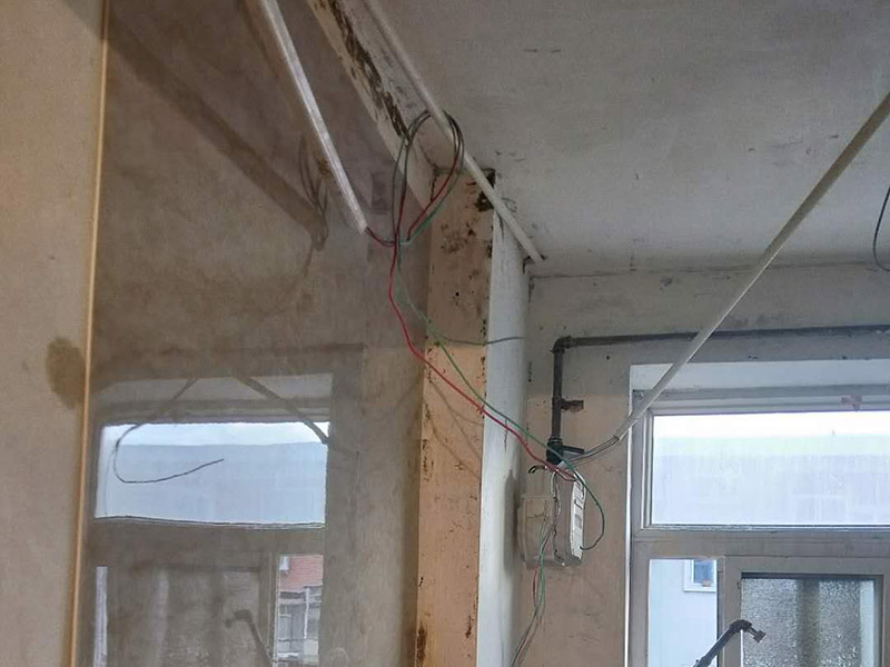 線路安裝：畫框線：根據(jù)需要，在墻面的合適處畫出埋穴位置，并比照接線盒大?。ㄋ闹芊糯?&mdash;3毫米），畫出開鑿范圍框線（兩個裝蓋孔應保持水平）。 鑿框線：以平口鑿沿柜線垂直鑿出深溝，然后從框內(nèi)向框外斜鑿去磚角，反復進行，并注意不得崩裂框線。 鑿穴孔：將框內(nèi)多余磚角鑿去，直至深度略大于接線盒高度，不得過淺或過深。 修乎穴孔：鑿平埋穴四周與穴底，以放人接線盒端正、服帖為宜。 現(xiàn)埋接線盒：裝正接線盒，敲去安裝孔蓋，對準線槽，并使裝蓋面稍稍伸出磚砌面，且低于粉刷面3&mdash;5毫米，再用調(diào)成膏狀的水泥粘牢 穿線引入：利用線管內(nèi)事先穿入的引線，將待裝電線引入線管之中。