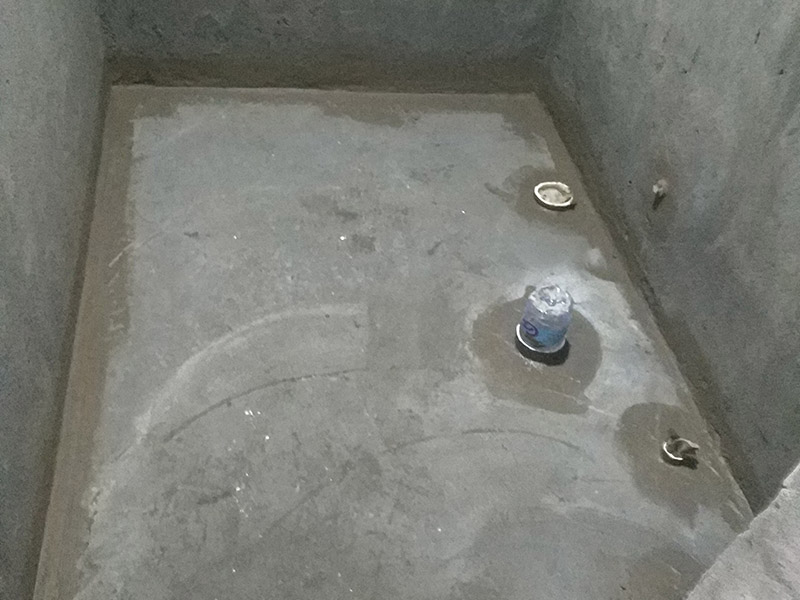 衛(wèi)生間防水裝修:1.利用水泥砂漿水泥砂漿或豆石混凝土鋪平坡度。訣竅是：地漏附近坡度大，門口附近坡度小。 2.利用管根密封膏封嚴(yán)管線，管線要穿透樓板根部。刷防水涂料時可以貼1-2層玻璃絲布加強防水性。 3.墻壁表面打磨成干凈平光沒有顆粒灰塵，墻壁與地面的交接區(qū)域注意原角和坡角的設(shè)置。 4.聚氨酯防水涂膜由管根和墻角處開始進行涂抹，在常溫下經(jīng)過4小時放干后，再大面積涂抹和刮刷。注意涂料總厚度大于1. 5毫米，不能有漏刮和鼓泡的不良現(xiàn)象。24小時后立面涂刷下一層，之后再以垂直的方向進行二次涂刷。最后涂膜半固化，拋甩粗砂粒方便與水泥砂漿融合。 5.防水層的設(shè)置與具體區(qū)域有關(guān)。防水地面的防水層應(yīng)高出地面200寬，地面防水層應(yīng)超出衛(wèi)生間門口以外300寬。而又淋浴的衛(wèi)生間墻面防水層則應(yīng)設(shè)置為高出地面1800寬。 6.展開閉水實驗的時候，先完成防水工作再利用包立管方法。之后再局部進行防水。閉水試驗也可為了避免破壞地面防水層而免做。