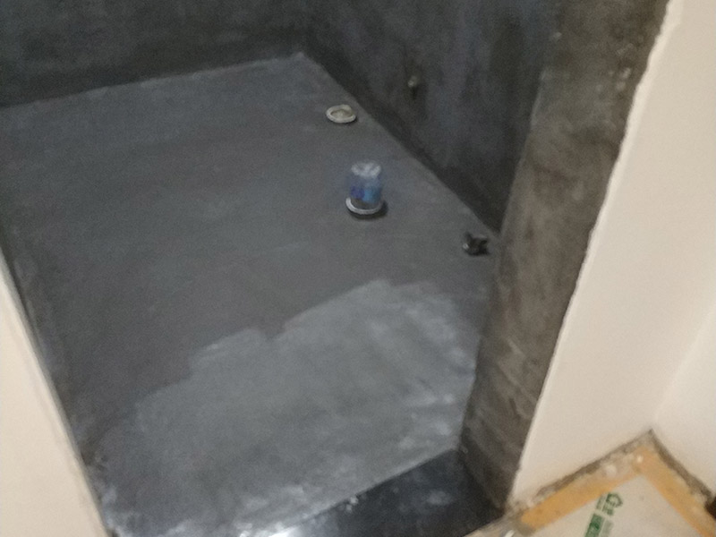 衛(wèi)生間防水裝修:1.利用水泥砂漿水泥砂漿或豆石混凝土鋪平坡度。訣竅是：地漏附近坡度大，門口附近坡度小。 2.利用管根密封膏封嚴(yán)管線，管線要穿透樓板根部。刷防水涂料時可以貼1-2層玻璃絲布加強防水性。 3.墻壁表面打磨成干凈平光沒有顆?；覊m，墻壁與地面的交接區(qū)域注意原角和坡角的設(shè)置。 4.聚氨酯防水涂膜由管根和墻角處開始進行涂抹，在常溫下經(jīng)過4小時放干后，再大面積涂抹和刮刷。注意涂料總厚度大于1. 5毫米，不能有漏刮和鼓泡的不良現(xiàn)象。24小時后立面涂刷下一層，之后再以垂直的方向進行二次涂刷。最后涂膜半固化，拋甩粗砂粒方便與水泥砂漿融合。 5.防水層的設(shè)置與具體區(qū)域有關(guān)。防水地面的防水層應(yīng)高出地面200寬，地面防水層應(yīng)超出衛(wèi)生間門口以外300寬。而又淋浴的衛(wèi)生間墻面防水層則應(yīng)設(shè)置為高出地面1800寬。 6.展開閉水實驗的時候，先完成防水工作再利用包立管方法。之后再局部進行防水。閉水試驗也可為了避免破壞地面防水層而免做。