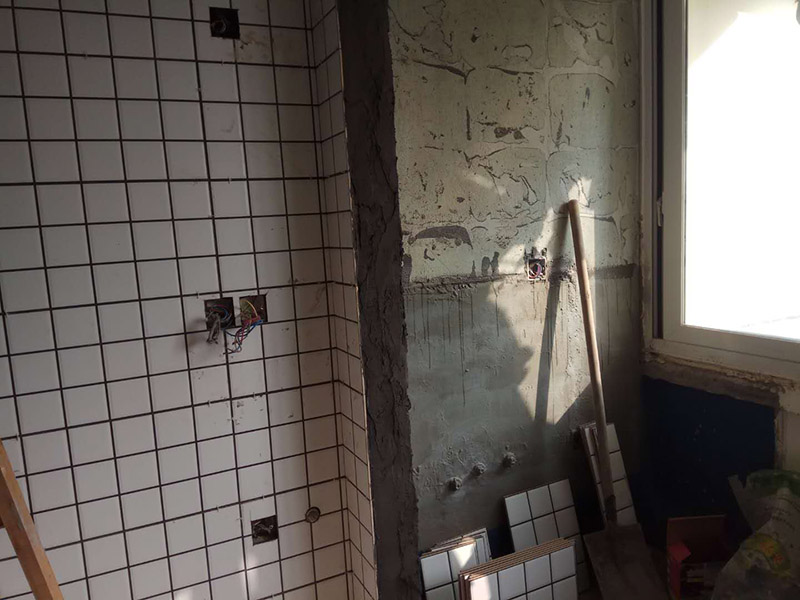 年長的舊房屋現(xiàn)在越來越多，舊房屋的問題有很多，水管老化，墻皮掉落，門窗隔音差等等問題，有些舊房屋需要重新翻新才能住著舒適，裝修翻新相對復雜，那么主要注意些什么問題呢？一修房屋快修小編整理了，翻新裝修注意六事項：