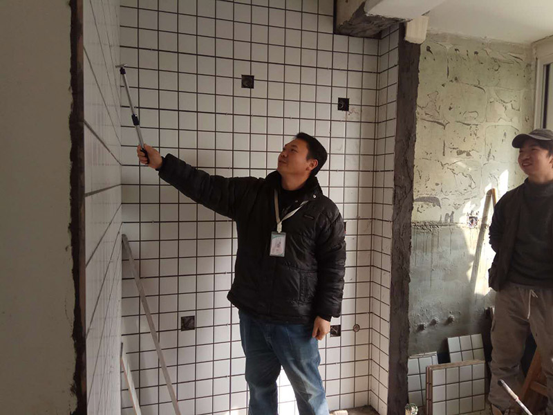 廚房改造貼磚，安裝排氣管：在鋪貼墻磚之前，我們需要對其進(jìn)行基層處理。先將基層表面的灰塵和污漬清理干凈，然后在將其表面的膩子層和涂料層去除干凈。在粘結(jié)劑漿料中加入適當(dāng)?shù)乃荩阉鼈兓旌蠑嚢杈鶆蚝?，再將其靜置五分鐘到十分鐘，隨后再攪拌1-2分鐘便可以開始使用了，將涂抹了漿料的墻磚按照之前預(yù)鋪的花紋樣式進(jìn)行鋪貼，鋪貼平整之后，再用橡膠錘子將其拍平鋪實，增強(qiáng)其穩(wěn)定性。