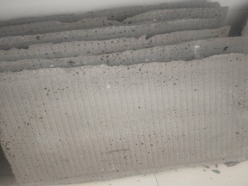 墻面拆改維修：（1）通常要鏟除舊房子的原漆面，先用水噴濕其表層，再用電刨機(jī)或泥刀鏟除其表層漆面； （2）對(duì)失修已久的舊墻面，表面已有嚴(yán)重漆面脫落，批燙層呈粉沙化的，應(yīng)鏟除漆層和整個(gè)批燙，直至見(jiàn)到水泥批燙或磚層； （3）而后用熟膠粉和雙飛粉調(diào)拌打底批平，接著便是涂飾乳膠漆了，面層要涂?jī)杀橹寥?，其時(shí)間間隔以24小時(shí)為佳。 通常是對(duì)二手房墻壁面層進(jìn)行處理，然后用膩?zhàn)诱移?，打磨平整光滑，再刷乳膠漆。