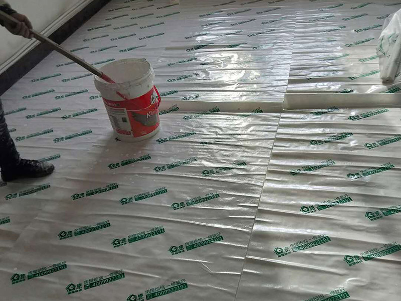 墻面刷漆地面保護(hù)：在進(jìn)行家居裝修時(shí)，地面鋪設(shè)的工程基本是都是最先完成的，所以，地面保護(hù)一定要做好。施工時(shí)灰塵是避免不了的，所以一定鋪設(shè)防塵布，不僅可以防止灰塵還可以適當(dāng)?shù)牡钟臐B入。此外為了防止有重物砸到地面，還需要鋪設(shè)一層紙板，可以用專門(mén)保護(hù)地板的灰紙板，如果不想那么麻煩的話，可以用紙箱像買(mǎi)瓷磚或者買(mǎi)家電的紙箱都可以，實(shí)在沒(méi)有淘寶上也有賣(mài)的。