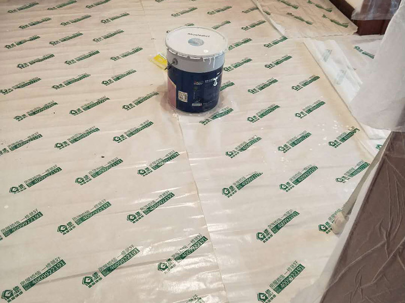 墻面刷漆地面保護(hù)：在進(jìn)行家居裝修時(shí)，地面鋪設(shè)的工程基本是都是最先完成的，所以，地面保護(hù)一定要做好。施工時(shí)灰塵是避免不了的，所以一定鋪設(shè)防塵布，不僅可以防止灰塵還可以適當(dāng)?shù)牡钟臐B入。此外為了防止有重物砸到地面，還需要鋪設(shè)一層紙板，可以用專門(mén)保護(hù)地板的灰紙板，如果不想那么麻煩的話，可以用紙箱像買(mǎi)瓷磚或者買(mǎi)家電的紙箱都可以，實(shí)在沒(méi)有淘寶上也有賣(mài)的。