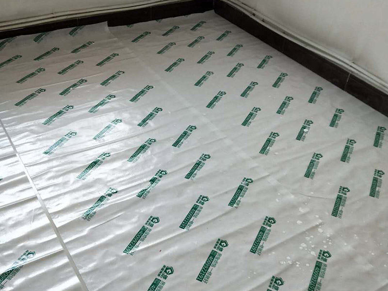 墻面刷漆地面保護(hù)：在進(jìn)行家居裝修時(shí)，地面鋪設(shè)的工程基本是都是最先完成的，所以，地面保護(hù)一定要做好。施工時(shí)灰塵是避免不了的，所以一定鋪設(shè)防塵布，不僅可以防止灰塵還可以適當(dāng)?shù)牡钟臐B入。此外為了防止有重物砸到地面，還需要鋪設(shè)一層紙板，可以用專門(mén)保護(hù)地板的灰紙板，如果不想那么麻煩的話，可以用紙箱像買(mǎi)瓷磚或者買(mǎi)家電的紙箱都可以，實(shí)在沒(méi)有淘寶上也有賣(mài)的。