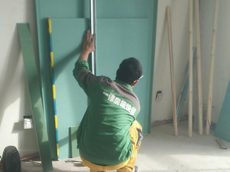 吊頂安裝維修：還沒有安裝吊頂之前，先測量一下吊頂?shù)母叨?，可以用卷尺，然后測量房子的高水平線，來確認(rèn)標(biāo)高，完成測量后，記得用這種方法在墻壁的位置確定一下頂棚區(qū)域的標(biāo)高水平線。龍骨吊桿的安裝通過膨脹螺栓來將無螺栓絲吊桿的其中一頭固定于主龍骨和吊掛間距中的樓板下方即可。等到主龍骨和各部分螺母配置完后后，就可以進(jìn)行扣板安裝工序了，如果是想要做到有緊湊無縫的效果的話，一定要小心、不帶方向折邊地在扣板折邊處的小孔位置務(wù)必插到三角形的骨縫里面，插好后，輕微壓一壓就可以啦。