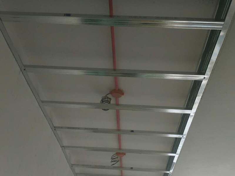 吊頂安裝維修：還沒有安裝吊頂之前，先測量一下吊頂?shù)母叨?，可以用卷尺，然后測量房子的高水平線，來確認(rèn)標(biāo)高，完成測量后，記得用這種方法在墻壁的位置確定一下頂棚區(qū)域的標(biāo)高水平線。龍骨吊桿的安裝通過膨脹螺栓來將無螺栓絲吊桿的其中一頭固定于主龍骨和吊掛間距中的樓板下方即可。等到主龍骨和各部分螺母配置完后后，就可以進(jìn)行扣板安裝工序了，如果是想要做到有緊湊無縫的效果的話，一定要小心、不帶方向折邊地在扣板折邊處的小孔位置務(wù)必插到三角形的骨縫里面，插好后，輕微壓一壓就可以啦。