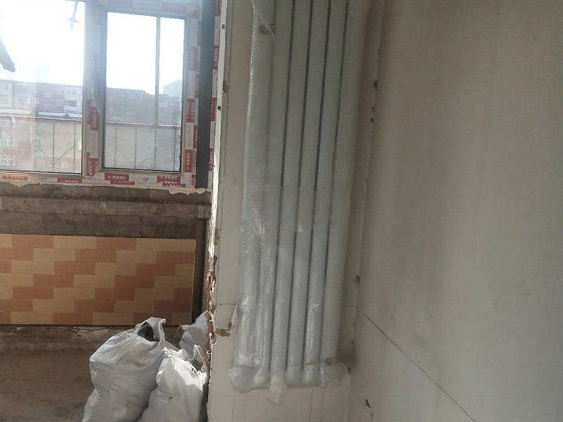 暖氣定位安裝：在墻上和地板上進行開槽，將暴露在外的管線埋藏起來，槽的深度或寬度需專門的暗黃人員，結合實際情況進行處理。根據(jù)先前設計的安裝位置開采鋪設支管，鋪設完成后可根據(jù)實際需求在支管鋪設鋼槽對管道進行保護，然后封閉系統(tǒng)進行打壓注水。安裝分水器的時候注意保持與地面平行，結束后切記將分水器擦干。壓力測試是安裝暖氣片尤為重要的一步，測試前關閉主管連接閥門，然后開啟暖氣片進水閥用試壓設備來測試，實驗壓力應為正常使用壓力的1.5倍，且不能小于整個小區(qū)的測試壓力，3-5分鐘內沒有任何滲漏情況即可。平穩(wěn)放置暖氣片，將閥門連接件和進出口閥門連在一起，檢測暖氣片是否平直，確保管路安裝無特殊情況發(fā)生，然后加固連接點的螺絲。