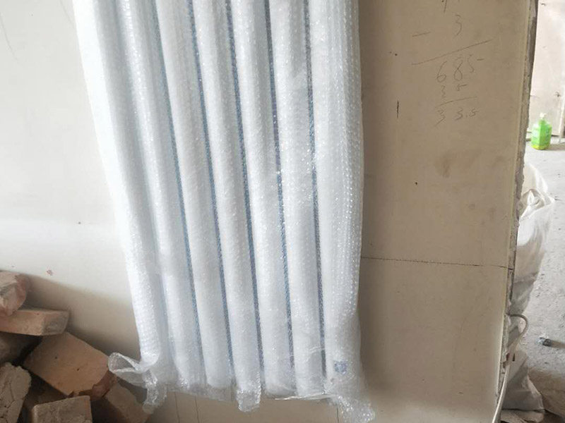 暖氣定位安裝：在墻上和地板上進行開槽，將暴露在外的管線埋藏起來，槽的深度或寬度需專門的暗黃人員，結合實際情況進行處理。根據(jù)先前設計的安裝位置開采鋪設支管，鋪設完成后可根據(jù)實際需求在支管鋪設鋼槽對管道進行保護，然后封閉系統(tǒng)進行打壓注水。安裝分水器的時候注意保持與地面平行，結束后切記將分水器擦干。壓力測試是安裝暖氣片尤為重要的一步，測試前關閉主管連接閥門，然后開啟暖氣片進水閥用試壓設備來測試，實驗壓力應為正常使用壓力的1.5倍，且不能小于整個小區(qū)的測試壓力，3-5分鐘內沒有任何滲漏情況即可。平穩(wěn)放置暖氣片，將閥門連接件和進出口閥門連在一起，檢測暖氣片是否平直，確保管路安裝無特殊情況發(fā)生，然后加固連接點的螺絲。