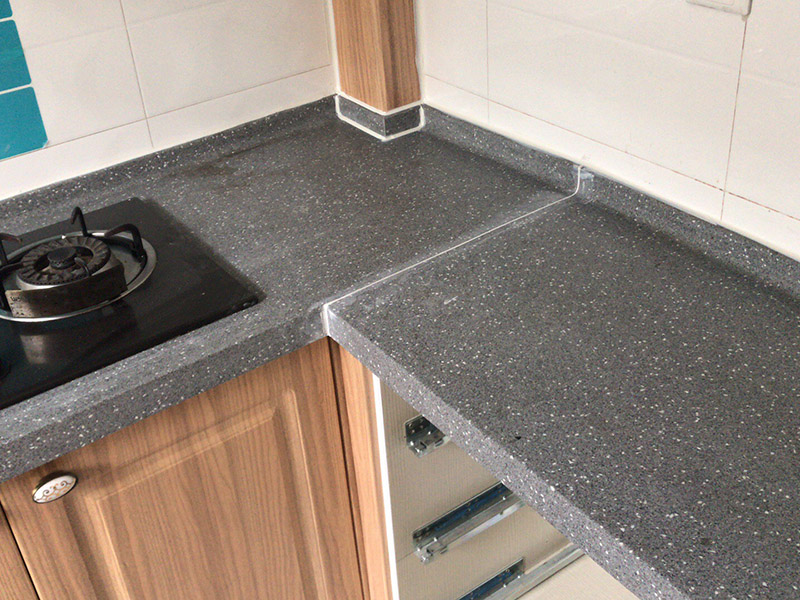 櫥柜安裝：一般師傅進(jìn)場(chǎng)會(huì)先對(duì)廚房進(jìn)行初步的，打掃清理堆放的垃圾等物品方便施工。認(rèn)證負(fù)責(zé)的師傅還會(huì)用抹布等擦拭地柜吊柜遮擋部分的瓷磚（也可以安裝擺放時(shí)候同步進(jìn)行）。然后拆包裝分出中臺(tái)板門板等分類擺放，會(huì)把拆開(kāi)的包裝紙板鋪放在要地面，在上面組裝柜體不會(huì)劃傷瓷磚及柜體。吊柜地柜組裝完畢就可以按照?qǐng)D紙擺放地柜，如果是L型或者U型，要先確定兩邊的柜子位置，最后用轉(zhuǎn)角柜來(lái)調(diào)整距離，因?yàn)樵O(shè)計(jì)師在設(shè)計(jì)時(shí)會(huì)對(duì)轉(zhuǎn)角柜和墻面尺寸做預(yù)留，轉(zhuǎn)角柜上面的調(diào)整板就是用來(lái)調(diào)整誤差尺寸的。擺放好就可以調(diào)整水平了，現(xiàn)在使用水平儀來(lái)調(diào)整居多，個(gè)人覺(jué)得水平尺更好的調(diào)整，水平儀更方便快捷。調(diào)整好就可以調(diào)整柜子位置開(kāi)關(guān)插座開(kāi)孔，連接柜體后就可以安裝吊柜了，安裝吊柜如果有高柜和臺(tái)上柜盡量高度一樣，個(gè)別情況出外。