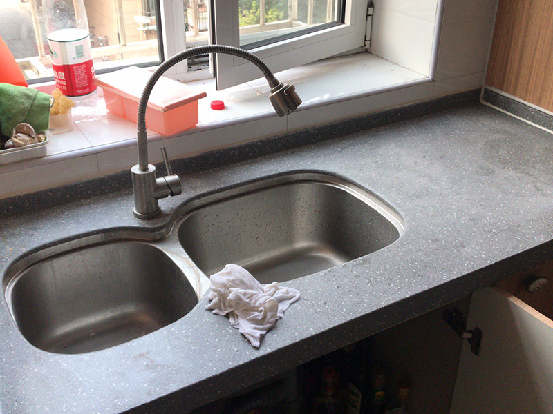 櫥柜安裝：一般師傅進(jìn)場(chǎng)會(huì)先對(duì)廚房進(jìn)行初步的，打掃清理堆放的垃圾等物品方便施工。認(rèn)證負(fù)責(zé)的師傅還會(huì)用抹布等擦拭地柜吊柜遮擋部分的瓷磚（也可以安裝擺放時(shí)候同步進(jìn)行）。然后拆包裝分出中臺(tái)板門板等分類擺放，會(huì)把拆開(kāi)的包裝紙板鋪放在要地面，在上面組裝柜體不會(huì)劃傷瓷磚及柜體。吊柜地柜組裝完畢就可以按照?qǐng)D紙擺放地柜，如果是L型或者U型，要先確定兩邊的柜子位置，最后用轉(zhuǎn)角柜來(lái)調(diào)整距離，因?yàn)樵O(shè)計(jì)師在設(shè)計(jì)時(shí)會(huì)對(duì)轉(zhuǎn)角柜和墻面尺寸做預(yù)留，轉(zhuǎn)角柜上面的調(diào)整板就是用來(lái)調(diào)整誤差尺寸的。擺放好就可以調(diào)整水平了，現(xiàn)在使用水平儀來(lái)調(diào)整居多，個(gè)人覺(jué)得水平尺更好的調(diào)整，水平儀更方便快捷。調(diào)整好就可以調(diào)整柜子位置開(kāi)關(guān)插座開(kāi)孔，連接柜體后就可以安裝吊柜了，安裝吊柜如果有高柜和臺(tái)上柜盡量高度一樣，個(gè)別情況出外。