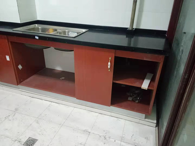 櫥柜門維修安裝：櫥柜門和櫥柜之間不是越緊密越好，安裝的時(shí)候要注意留有一定的空隙，這樣才不會(huì)影響使用，尤其是在有抽屜的情況下，抽屜的位置和推拉的角度一定要和櫥柜門結(jié)合好，一般來說，櫥柜門和抽屜之間的距離應(yīng)該要留出17厘米左右。而且軌道的安裝也是要留好尺寸的，一般來說上軌道和下軌道需要留出來的空隙是不一樣的，上軌道需要留出來8厘米左右，下軌道需要留出來10厘米左右。