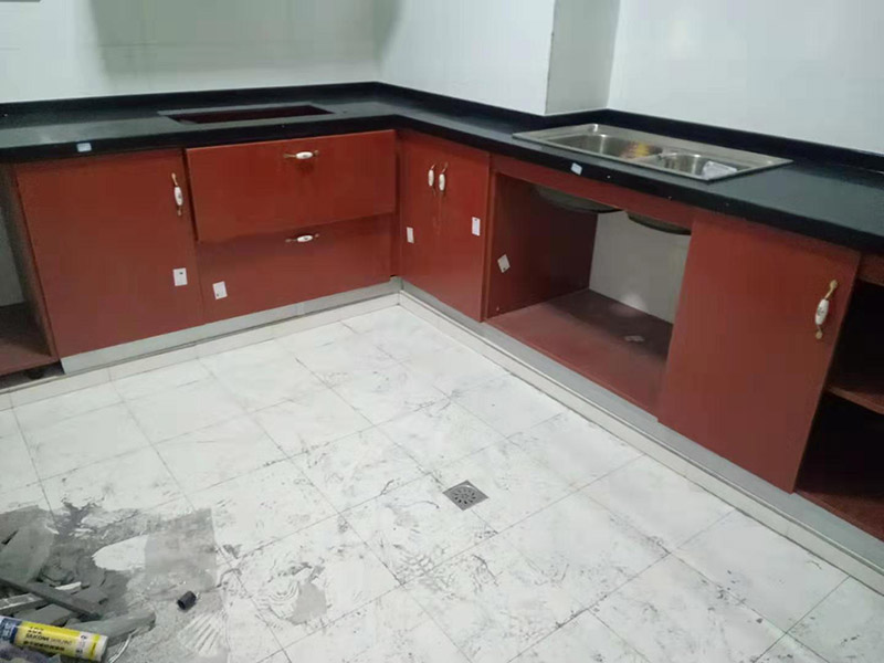 櫥柜門維修安裝：櫥柜門和櫥柜之間不是越緊密越好，安裝的時(shí)候要注意留有一定的空隙，這樣才不會(huì)影響使用，尤其是在有抽屜的情況下，抽屜的位置和推拉的角度一定要和櫥柜門結(jié)合好，一般來說，櫥柜門和抽屜之間的距離應(yīng)該要留出17厘米左右。而且軌道的安裝也是要留好尺寸的，一般來說上軌道和下軌道需要留出來的空隙是不一樣的，上軌道需要留出來8厘米左右，下軌道需要留出來10厘米左右。