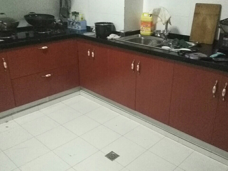 櫥柜門維修安裝：櫥柜門和櫥柜之間不是越緊密越好，安裝的時(shí)候要注意留有一定的空隙，這樣才不會(huì)影響使用，尤其是在有抽屜的情況下，抽屜的位置和推拉的角度一定要和櫥柜門結(jié)合好，一般來說，櫥柜門和抽屜之間的距離應(yīng)該要留出17厘米左右。而且軌道的安裝也是要留好尺寸的，一般來說上軌道和下軌道需要留出來的空隙是不一樣的，上軌道需要留出來8厘米左右，下軌道需要留出來10厘米左右。