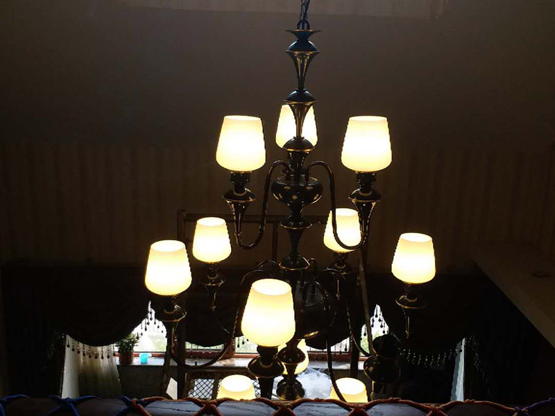 大吊燈安裝：將燈具各部分連接成一個(gè)整體，燈具螺紋的長(zhǎng)度應(yīng)適當(dāng)，對(duì)于多余的螺紋頭應(yīng)鍍錫，注意火線與零線的區(qū)別，并將線拉直，燈頭電源線應(yīng)足夠，然后將剩余的電線切斷，取出線頭，用螺絲將燈頭安裝在接線盒上。安裝完成后，打開(kāi)電源，檢測(cè)是否通電。