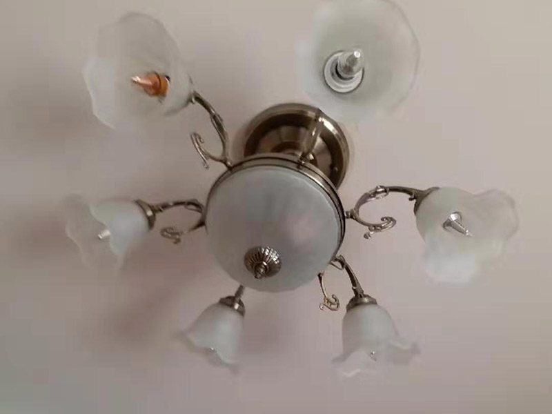 燈具安裝：1、燈具安裝，最好裝上分控開關，這樣可以省去不少的麻煩。如果只有一個總開關，幾盞燈同開同關，這樣就不能控制其它燈具，非常麻煩。 2、燈具最好設置成可調節(jié)的， 這樣感覺燈光暗淡或者刺眼時，可以進行調整，讓人感覺更舒服。 3、燈光色調最好柔和，要和居室的色調一致。 4、對于廚房的燈具，最好多安裝幾盞，組成多層次的照明系統。 5、如果空間夠高，可以安裝透明或者半透明吊燈作為光源，這樣不僅可以提供照明，還可以起到裝飾效果。 6、燈具安裝要牢固，安裝完成時可以用手拉一下，看是否牢固，燈具底蓋應該緊貼頂棚，不能晃動。