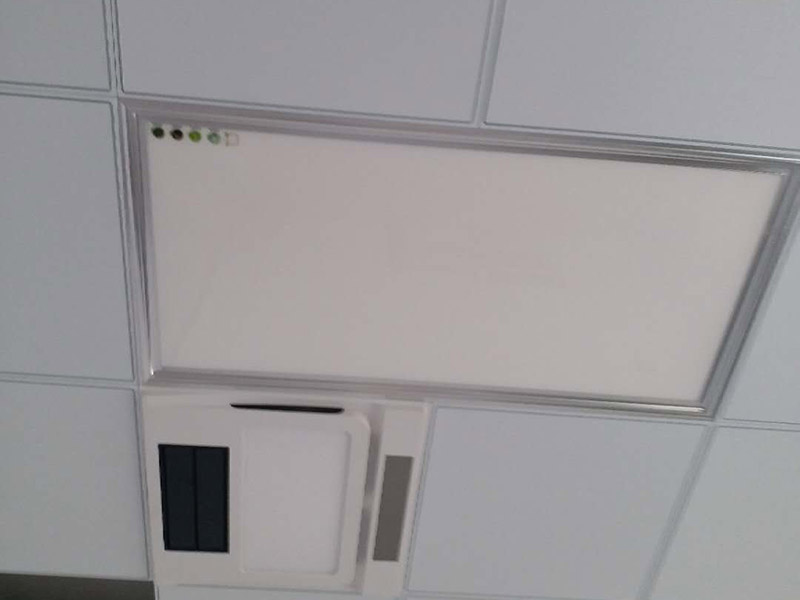 衛(wèi)浴吊頂配件安裝：鑲貼墻磚-吊頂-鋪設(shè)地磚-安裝大便器、洗臉盆、浴盆-安裝連接排水管-安裝燈具、插座、鏡子-安裝毛巾桿等五金配件。1、坐便器的安裝順序 檢查地面下水口管-對準管口-放平找正-畫好印記-打孔洞-抹上油灰-套上膠皮墊-擰上螺母-水箱背面兩個邊孔畫印記-打孔-插入螺栓-捻牢-背水箱掛放平找正-擰上螺母-安裝背水箱下水彎頭-裝好門-插入漂子門和門-擰緊螺母。2、洗臉盆的安裝順序 膨脹螺栓插入-捻牢-盆管架掛好-把臉盆放在架上找平整-下水連接:臉盆-調(diào)直-上水連接。3、浴盆的安裝順序 下水安裝-油灰封閉嚴密-上水安裝-試平找正。