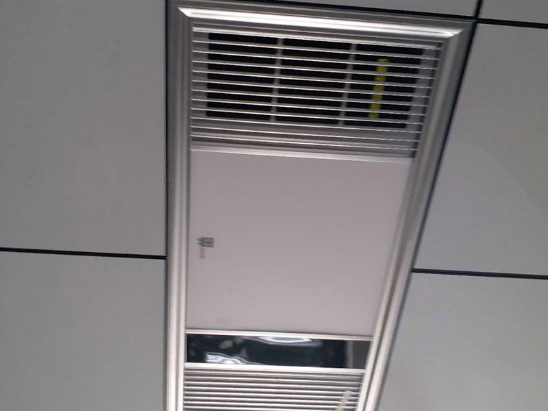 衛(wèi)浴吊頂配件安裝：鑲貼墻磚-吊頂-鋪設(shè)地磚-安裝大便器、洗臉盆、浴盆-安裝連接排水管-安裝燈具、插座、鏡子-安裝毛巾桿等五金配件。1、坐便器的安裝順序 檢查地面下水口管-對準管口-放平找正-畫好印記-打孔洞-抹上油灰-套上膠皮墊-擰上螺母-水箱背面兩個邊孔畫印記-打孔-插入螺栓-捻牢-背水箱掛放平找正-擰上螺母-安裝背水箱下水彎頭-裝好門-插入漂子門和門-擰緊螺母。2、洗臉盆的安裝順序 膨脹螺栓插入-捻牢-盆管架掛好-把臉盆放在架上找平整-下水連接:臉盆-調(diào)直-上水連接。3、浴盆的安裝順序 下水安裝-油灰封閉嚴密-上水安裝-試平找正。