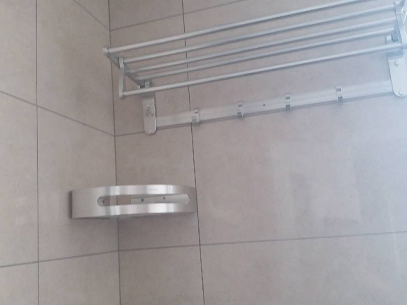 衛(wèi)浴吊頂配件安裝：鑲貼墻磚-吊頂-鋪設(shè)地磚-安裝大便器、洗臉盆、浴盆-安裝連接排水管-安裝燈具、插座、鏡子-安裝毛巾桿等五金配件。1、坐便器的安裝順序 檢查地面下水口管-對準管口-放平找正-畫好印記-打孔洞-抹上油灰-套上膠皮墊-擰上螺母-水箱背面兩個邊孔畫印記-打孔-插入螺栓-捻牢-背水箱掛放平找正-擰上螺母-安裝背水箱下水彎頭-裝好門-插入漂子門和門-擰緊螺母。2、洗臉盆的安裝順序 膨脹螺栓插入-捻牢-盆管架掛好-把臉盆放在架上找平整-下水連接:臉盆-調(diào)直-上水連接。3、浴盆的安裝順序 下水安裝-油灰封閉嚴密-上水安裝-試平找正。