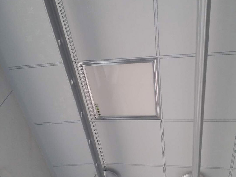 衛(wèi)浴吊頂配件安裝：鑲貼墻磚-吊頂-鋪設(shè)地磚-安裝大便器、洗臉盆、浴盆-安裝連接排水管-安裝燈具、插座、鏡子-安裝毛巾桿等五金配件。1、坐便器的安裝順序 檢查地面下水口管-對準管口-放平找正-畫好印記-打孔洞-抹上油灰-套上膠皮墊-擰上螺母-水箱背面兩個邊孔畫印記-打孔-插入螺栓-捻牢-背水箱掛放平找正-擰上螺母-安裝背水箱下水彎頭-裝好門-插入漂子門和門-擰緊螺母。2、洗臉盆的安裝順序 膨脹螺栓插入-捻牢-盆管架掛好-把臉盆放在架上找平整-下水連接:臉盆-調(diào)直-上水連接。3、浴盆的安裝順序 下水安裝-油灰封閉嚴密-上水安裝-試平找正。