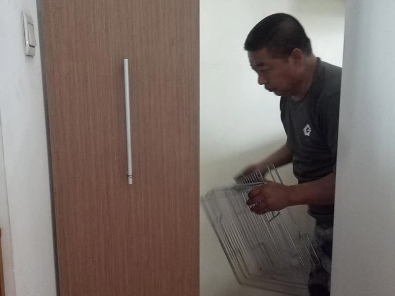 臥室衣柜安裝：我們在安裝前，需要準(zhǔn)確的了解各部位板材的尺寸，明確知道這是哪個(gè)部位，那是哪個(gè)部位。這樣才不會(huì)弄混。對(duì)照安裝說明書中的步驟，來逐步進(jìn)行，不可跨步跳步省步，否則都會(huì)直接影響到衣柜的安裝效果。并且它的零配件一定要檢查齊全，切勿丟失，否則會(huì)容易影響到衣柜的穩(wěn)固性。