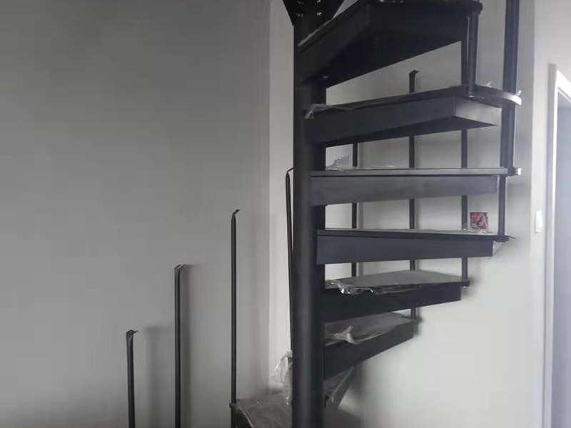 旋轉(zhuǎn)樓梯安裝：確定中柱安裝位置：將中柱的位置、上掛的銜接位置都確定好，還要測(cè)出中柱與兩邊墻面的距離，最后對(duì)照一下圖紙，看是不是吻合；套龍骨：將螺旋梯的托盤(pán)整理好放在地方，根據(jù)圖紙上標(biāo)明的尺寸，將一節(jié)節(jié)的龍骨安裝到相應(yīng)的位置上，然后用頂絲固定；調(diào)整托盤(pán)方位：將托盤(pán)的方位按照?qǐng)D紙的規(guī)定調(diào)整好，要確保托盤(pán)的協(xié)調(diào)和均衡；固定托盤(pán)頂絲：將托盤(pán)頂絲擰緊，讓托盤(pán)不再晃動(dòng)為止。