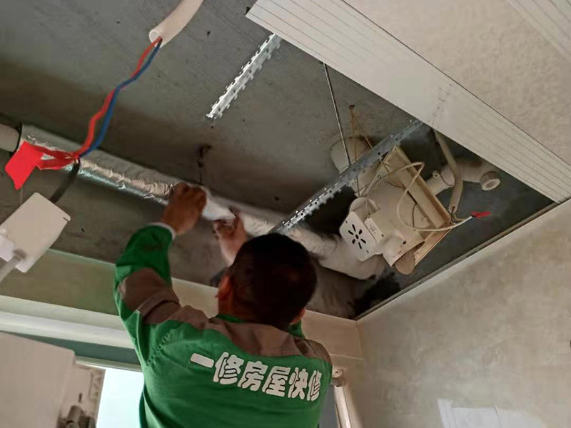 衛(wèi)生間下水管隔音：將外露下水管外表的雜物或懸掛物清理干凈。用力將裁剪好的珍珠棉或氣泡膜纏繞在下水管上。纏繞時稍微用力一些，這樣可使隔音效果更佳并外觀更加平整。將膠帶粘貼在珍珠棉或氣泡膜的搭接處。為了更加牢靠，可使用膠帶將珍珠棉或氣泡膜纏繞一圈。根據(jù)所準備的珍珠棉或氣泡膜厚度和數(shù)量決定纏繞下水管一層還是多層。如果珍珠棉或氣泡膜較薄建議包裹兩層以上，這樣可以更好的起到隔音效果。