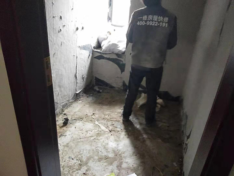 廚房拆除施工：墻面上應(yīng)該還有些其他東西，比如掛毛巾的架子，放廚具的架子等等。先把這些物品都小心翼翼的拆下來，還原一面光潔的墻面，才好進(jìn)行拆卸工作。先用垂子敲最下面的那塊磚，把瓷磚敲松動(dòng)。送動(dòng)后，再用戴了手套的手把瓷磚拿下來，小心碎了瓷磚不要?jiǎng)澋绞至?。墻面?nèi)有些地方會(huì)走一些管道，有煤氣管道，有電線管道，水管，網(wǎng)線等等。要注意這些管道，不要把墻里面的管道破壞了，不然拆了瓷磚又惹了新的問題要處理。拆卸下來的瓷磚堆積在地上很不方便繼續(xù)工作，這個(gè)時(shí)候上面提到的推車就派上用場了。用推車把瓷磚運(yùn)走，清理干凈現(xiàn)場，然后繼續(xù)拆卸，直到整面的墻面都拆卸完整。