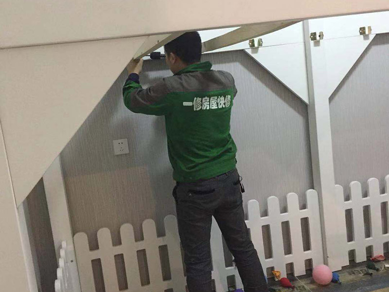 兒童床安裝：先組裝床的支架。螺絲與木板垂直，不要弄偏了。這樣才好使力氣。剛開始的時(shí)候不要擰太緊，過后組裝好后，再加固擰緊。床架安裝好后，就是安裝圍欄了。有一些長螺絲和短的螺絲，個(gè)人覺得短的螺絲容易上一些。一邊兩個(gè)螺絲，一共需要上四個(gè)，上完就OK 了。圍欄都安裝好后。接下來的就非常容易了。就是直接把床板鋪上去了。鋪的時(shí)候注意一下，光滑一些的向上，盡量不要讓床板之間的空隙太大，這樣睡起來不舒服。