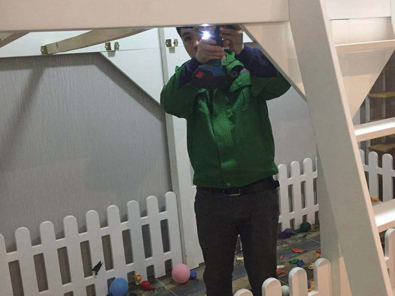兒童床安裝：先組裝床的支架。螺絲與木板垂直，不要弄偏了。這樣才好使力氣。剛開始的時(shí)候不要擰太緊，過后組裝好后，再加固擰緊。床架安裝好后，就是安裝圍欄了。有一些長螺絲和短的螺絲，個(gè)人覺得短的螺絲容易上一些。一邊兩個(gè)螺絲，一共需要上四個(gè)，上完就OK 了。圍欄都安裝好后。接下來的就非常容易了。就是直接把床板鋪上去了。鋪的時(shí)候注意一下，光滑一些的向上，盡量不要讓床板之間的空隙太大，這樣睡起來不舒服。