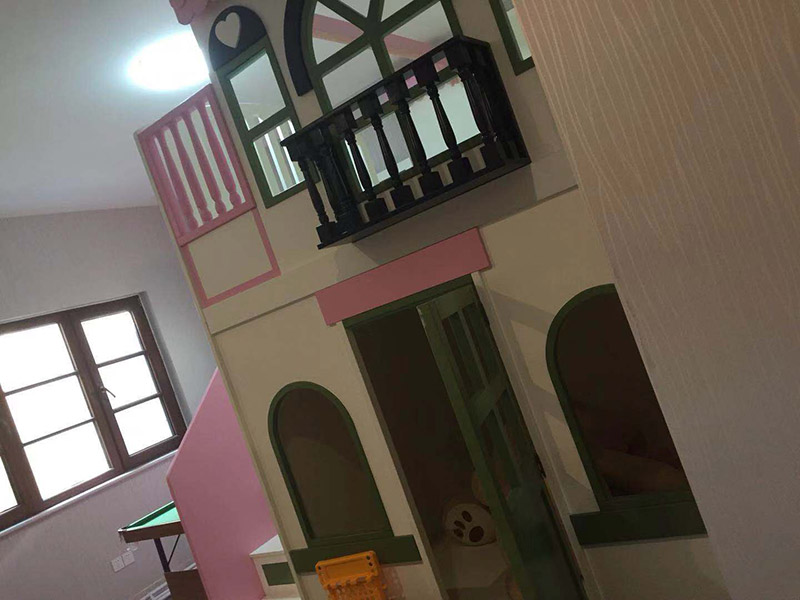 兒童床安裝：先組裝床的支架。螺絲與木板垂直，不要弄偏了。這樣才好使力氣。剛開始的時(shí)候不要擰太緊，過后組裝好后，再加固擰緊。床架安裝好后，就是安裝圍欄了。有一些長螺絲和短的螺絲，個(gè)人覺得短的螺絲容易上一些。一邊兩個(gè)螺絲，一共需要上四個(gè)，上完就OK 了。圍欄都安裝好后。接下來的就非常容易了。就是直接把床板鋪上去了。鋪的時(shí)候注意一下，光滑一些的向上，盡量不要讓床板之間的空隙太大，這樣睡起來不舒服。