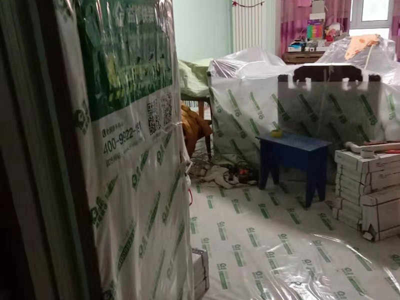 衛(wèi)生間吊頂拆除翻新：1、原有吊頂裝飾物拆除時(shí)，應(yīng)注意盡量拆除干凈，不保留原吊頂裝飾結(jié)構(gòu)。尤其是原吊頂內(nèi)的吊桿、掛件等承載吊頂重量的結(jié)構(gòu)必須拆除，這主要是從今后的安全考慮的。 2、拆除時(shí)要先切斷電源，原有的吊頂內(nèi)電路管線盡量拆除，不要再考慮繼續(xù)使用，因?yàn)樵蹴攦?nèi)電路已經(jīng)基本沒(méi)有利用價(jià)值。 3、拆除時(shí)要考慮原吊頂內(nèi)的設(shè)備和設(shè)施的安全，很多上世紀(jì)的老房吊頂內(nèi)都有暖氣管路，還有一些住宅是中央空調(diào)系統(tǒng)，要避免因拆除時(shí)不注意損壞管線和設(shè)備。 4、廚房和衛(wèi)生間拆除原吊頂時(shí)要避免損壞通風(fēng)道和煙道。