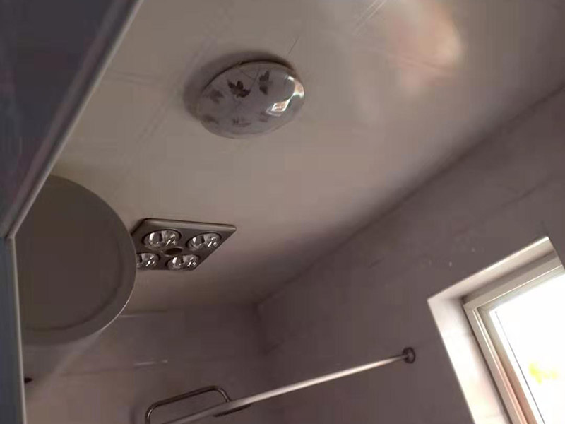 衛(wèi)生間吊頂拆除翻新：1、原有吊頂裝飾物拆除時(shí)，應(yīng)注意盡量拆除干凈，不保留原吊頂裝飾結(jié)構(gòu)。尤其是原吊頂內(nèi)的吊桿、掛件等承載吊頂重量的結(jié)構(gòu)必須拆除，這主要是從今后的安全考慮的。 2、拆除時(shí)要先切斷電源，原有的吊頂內(nèi)電路管線盡量拆除，不要再考慮繼續(xù)使用，因?yàn)樵蹴攦?nèi)電路已經(jīng)基本沒(méi)有利用價(jià)值。 3、拆除時(shí)要考慮原吊頂內(nèi)的設(shè)備和設(shè)施的安全，很多上世紀(jì)的老房吊頂內(nèi)都有暖氣管路，還有一些住宅是中央空調(diào)系統(tǒng)，要避免因拆除時(shí)不注意損壞管線和設(shè)備。 4、廚房和衛(wèi)生間拆除原吊頂時(shí)要避免損壞通風(fēng)道和煙道。