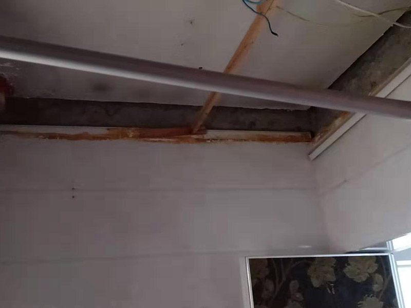 衛(wèi)生間吊頂拆除翻新：1、原有吊頂裝飾物拆除時(shí)，應(yīng)注意盡量拆除干凈，不保留原吊頂裝飾結(jié)構(gòu)。尤其是原吊頂內(nèi)的吊桿、掛件等承載吊頂重量的結(jié)構(gòu)必須拆除，這主要是從今后的安全考慮的。 2、拆除時(shí)要先切斷電源，原有的吊頂內(nèi)電路管線盡量拆除，不要再考慮繼續(xù)使用，因?yàn)樵蹴攦?nèi)電路已經(jīng)基本沒(méi)有利用價(jià)值。 3、拆除時(shí)要考慮原吊頂內(nèi)的設(shè)備和設(shè)施的安全，很多上世紀(jì)的老房吊頂內(nèi)都有暖氣管路，還有一些住宅是中央空調(diào)系統(tǒng)，要避免因拆除時(shí)不注意損壞管線和設(shè)備。 4、廚房和衛(wèi)生間拆除原吊頂時(shí)要避免損壞通風(fēng)道和煙道。