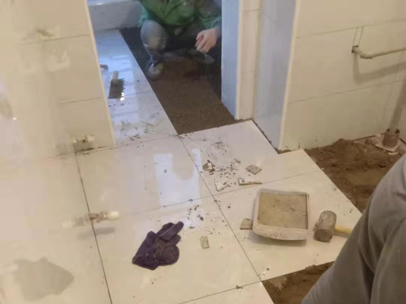 廚房墻地磚鋪貼：將墻面用水泥漿刷一遍，同時壓實抹平，如果墻面有不平整的地方，需要用水泥砂漿修補平整。然后根據(jù)設計要求在墻面刷一遍防水涂料，按照設計要求結合實際和選擇的墻磚規(guī)格進行排磚、彈線。正式粘貼前用壞了的瓷磚加粘貼劑粘貼在墻或柱上，來控制粘貼瓷磚表面平整度。