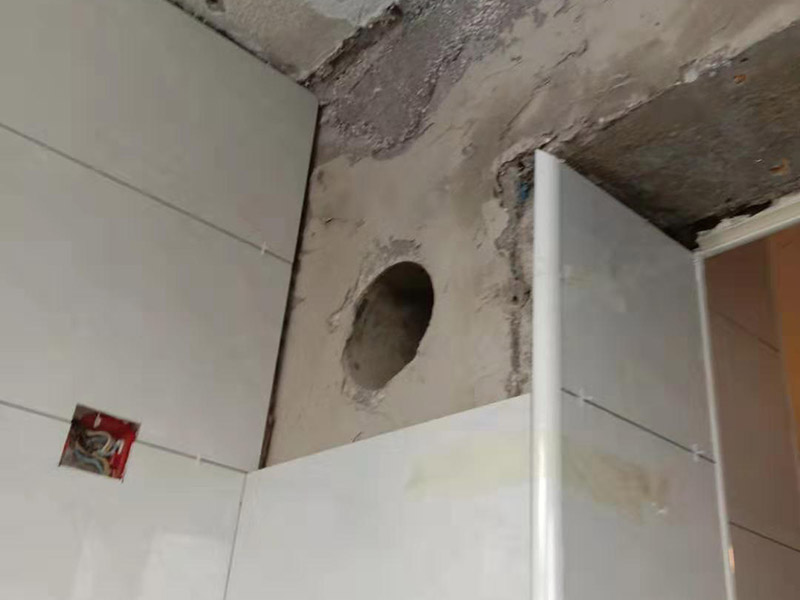 廚房墻地磚鋪貼：將墻面用水泥漿刷一遍，同時壓實抹平，如果墻面有不平整的地方，需要用水泥砂漿修補平整。然后根據(jù)設計要求在墻面刷一遍防水涂料，按照設計要求結合實際和選擇的墻磚規(guī)格進行排磚、彈線。正式粘貼前用壞了的瓷磚加粘貼劑粘貼在墻或柱上，來控制粘貼瓷磚表面平整度。