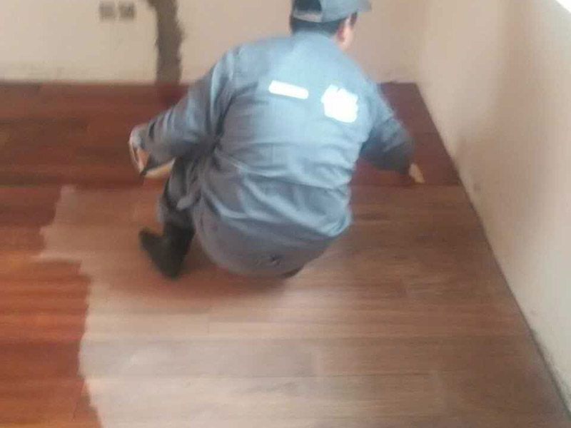 地板打磨翻新：1，首先是用打磨設(shè)備打磨地板，對(duì)室內(nèi)的地板進(jìn)行幾次打磨，先快速打磨一遍，然后再慢慢地打磨，讓塵蒙多日的地板逐漸顯現(xiàn)出它昔日的光澤。 2，是對(duì)地板進(jìn)行修補(bǔ)，在比較大的縫隙里用水性膩?zhàn)友a(bǔ)上，選用的顏色當(dāng)然是和地板相似的。3，上漆，把地板打磨后，填平縫隙，就開始刷一遍底漆。等待底漆干透后，上第二遍面漆，等面漆干透后，就可以刷第二遍面漆。 4，上蠟，整個(gè)過程需要10天左右的時(shí)間吧，到時(shí)候你家的地板就會(huì)煥然一新了。