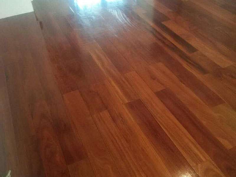 地板打磨翻新：1，首先是用打磨設(shè)備打磨地板，對(duì)室內(nèi)的地板進(jìn)行幾次打磨，先快速打磨一遍，然后再慢慢地打磨，讓塵蒙多日的地板逐漸顯現(xiàn)出它昔日的光澤。 2，是對(duì)地板進(jìn)行修補(bǔ)，在比較大的縫隙里用水性膩?zhàn)友a(bǔ)上，選用的顏色當(dāng)然是和地板相似的。3，上漆，把地板打磨后，填平縫隙，就開始刷一遍底漆。等待底漆干透后，上第二遍面漆，等面漆干透后，就可以刷第二遍面漆。 4，上蠟，整個(gè)過程需要10天左右的時(shí)間吧，到時(shí)候你家的地板就會(huì)煥然一新了。