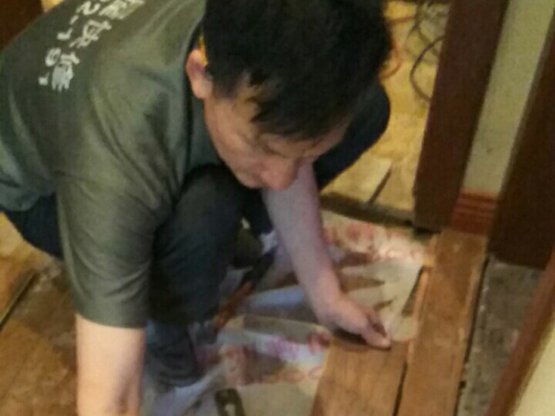 室內(nèi)過道地板鋪貼：地面如果不平整，會導(dǎo)致后期地板翹起等現(xiàn)象出現(xiàn)。首先就需要找平地面。平整度誤差大或與其他地面材料高差大的地面，建議用水泥沙漿作全面找平，否則只需要用防水膠混合水泥砂漿做局部找平處理。 地面找平處理后，注意檢查。尤其是門開合的地方，可以試著鋪上地板，仔細(xì)查看門是否開合順暢，如果開合遇阻，需要重新找平。鋪裝地板前，最好對地面進(jìn)行清潔。對地面進(jìn)行防水防潮處理，有利于地板的經(jīng)久耐用。地板墊還有減震和保持地面平整的作用，比如哪里有點不平，可以鋪兩層。