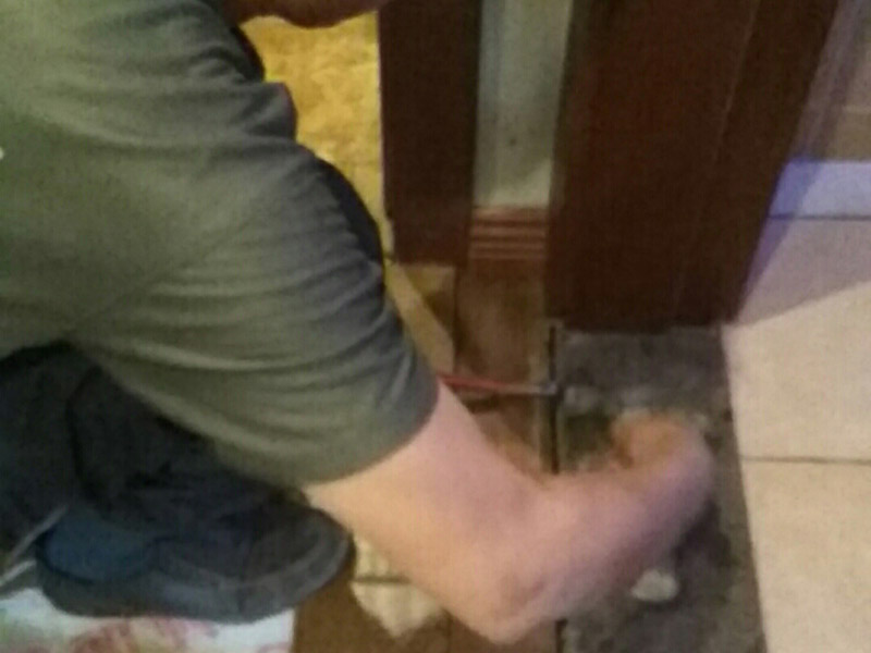 室內(nèi)過道地板鋪貼：地面如果不平整，會導(dǎo)致后期地板翹起等現(xiàn)象出現(xiàn)。首先就需要找平地面。平整度誤差大或與其他地面材料高差大的地面，建議用水泥沙漿作全面找平，否則只需要用防水膠混合水泥砂漿做局部找平處理。 地面找平處理后，注意檢查。尤其是門開合的地方，可以試著鋪上地板，仔細(xì)查看門是否開合順暢，如果開合遇阻，需要重新找平。鋪裝地板前，最好對地面進(jìn)行清潔。對地面進(jìn)行防水防潮處理，有利于地板的經(jīng)久耐用。地板墊還有減震和保持地面平整的作用，比如哪里有點不平，可以鋪兩層。