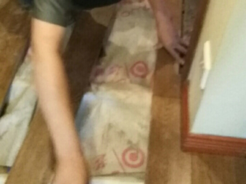 室內(nèi)過道地板鋪貼：地面如果不平整，會導(dǎo)致后期地板翹起等現(xiàn)象出現(xiàn)。首先就需要找平地面。平整度誤差大或與其他地面材料高差大的地面，建議用水泥沙漿作全面找平，否則只需要用防水膠混合水泥砂漿做局部找平處理。 地面找平處理后，注意檢查。尤其是門開合的地方，可以試著鋪上地板，仔細(xì)查看門是否開合順暢，如果開合遇阻，需要重新找平。鋪裝地板前，最好對地面進(jìn)行清潔。對地面進(jìn)行防水防潮處理，有利于地板的經(jīng)久耐用。地板墊還有減震和保持地面平整的作用，比如哪里有點不平，可以鋪兩層。